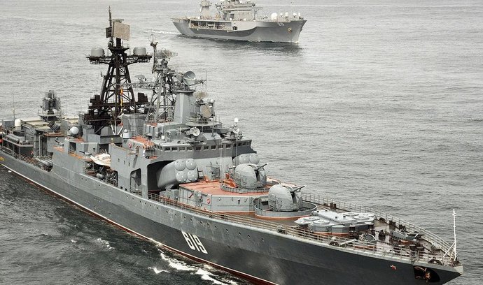 Ruský torpédoborec Severomorsk (v popředí)