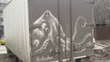 Ruský umělec přetváří šedívá auta, kreslí na ně