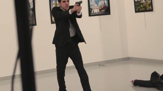 Ruského velvyslance v Turecku zastřelil neznámý atentátník