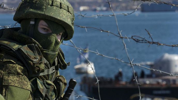 Ruský voják kontroluje přístav Sevastopol