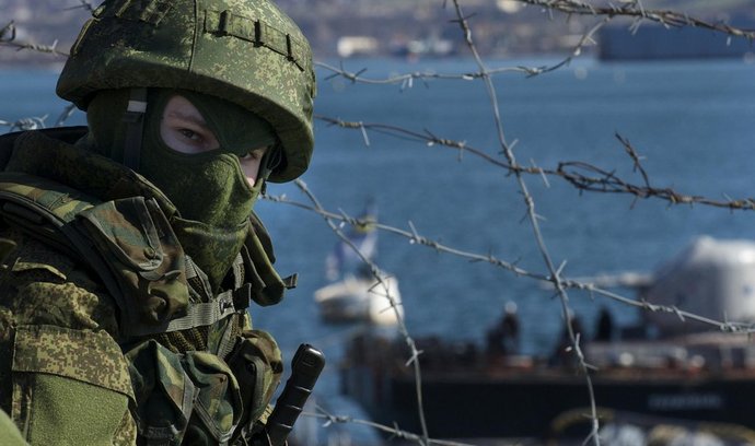 Ruský voják kontroluje přístav Sevastopol
