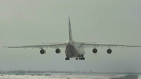 Obří letoun Antonov An124 Ruslan přistál z důvodu uzavření letiště v Lipsku v Praze.