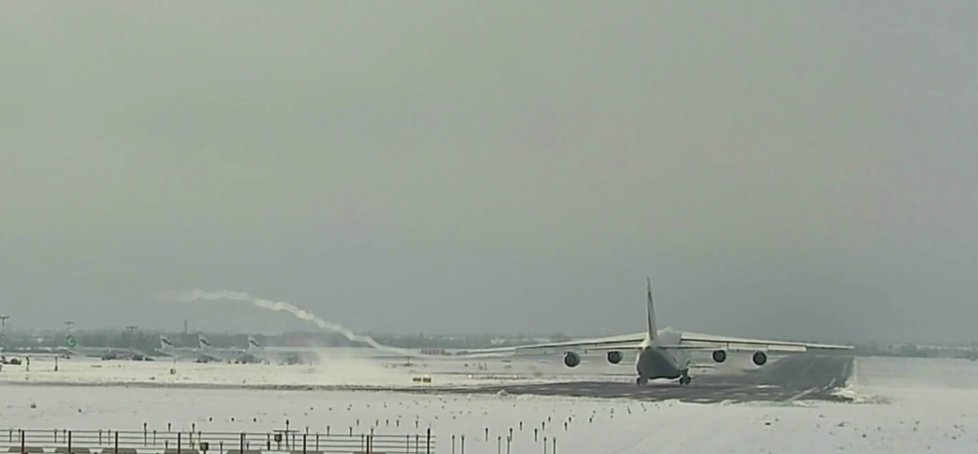 Obří letoun Antonov An124 Ruslan přistál z důvodu uzavření letiště v Lipsku v Praze.