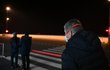 Andrej Babiš na pardubickém letišti během přistání letounu Ruslan s rouškami a respirátory z Číny (21.3.2020)
