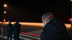 Andrej Babiš na pardubickém letišti během přistání letounu Ruslan s rouškami a respirátory z Číny (21.3.2020)