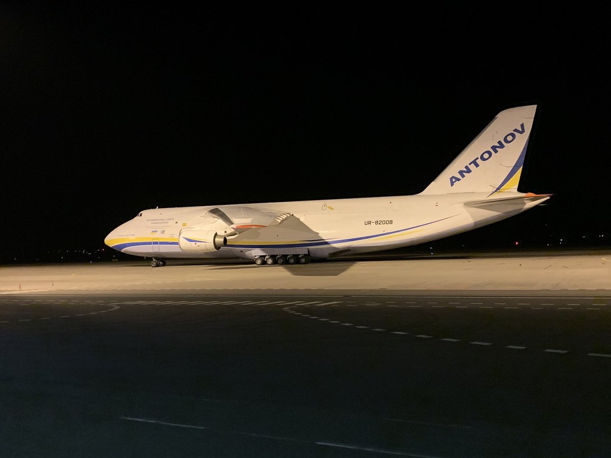 V Česku přistál letoun Ruslan s rouškami a respirátory z Číny (21.3.2020)