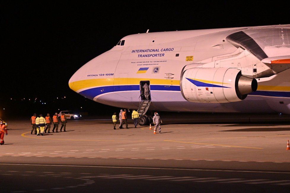 V Česku přistál letoun Ruslan s rouškami a respirátory z Číny (21. 3. 2020)
