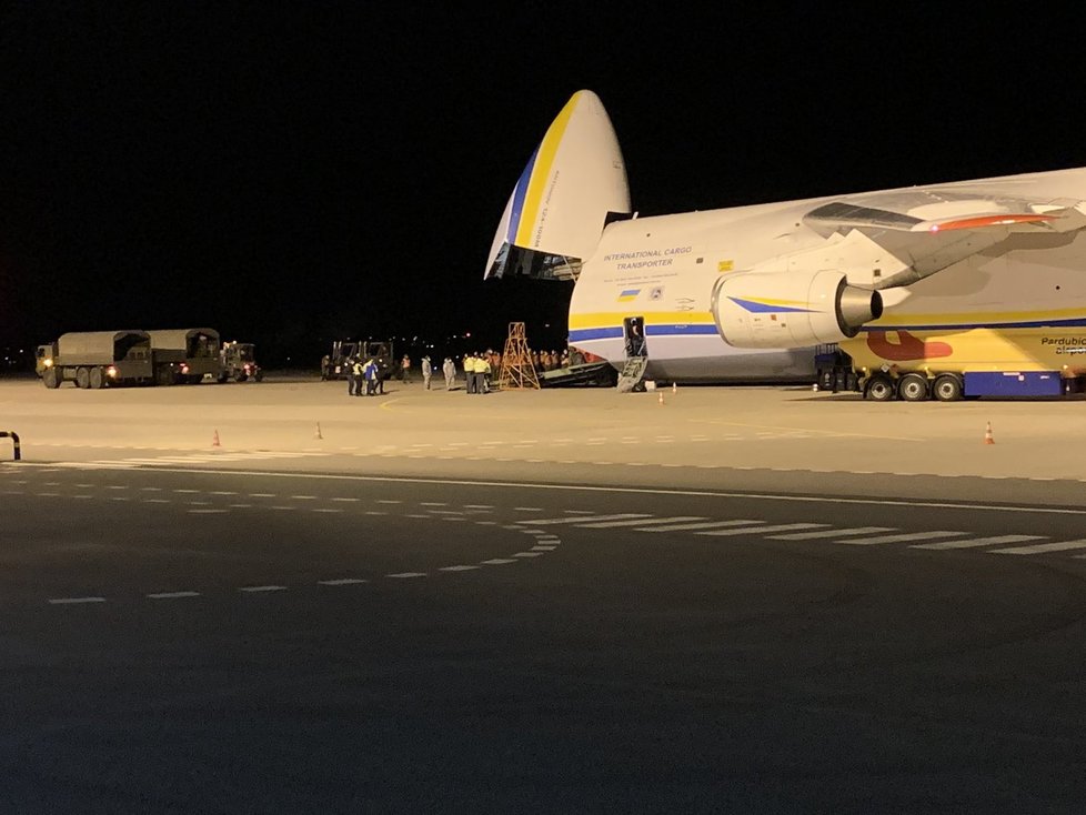 V Česku přistál letoun Ruslan s rouškami a respirátory z Číny. (21.3.2020)