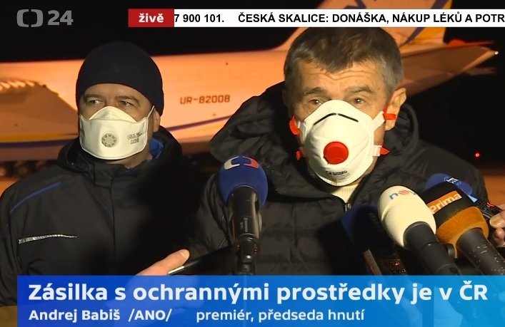 Babiš s Hamáčkem na tiskovce po příletu letounu Ruslan s rouškami a respirátory z Číny.