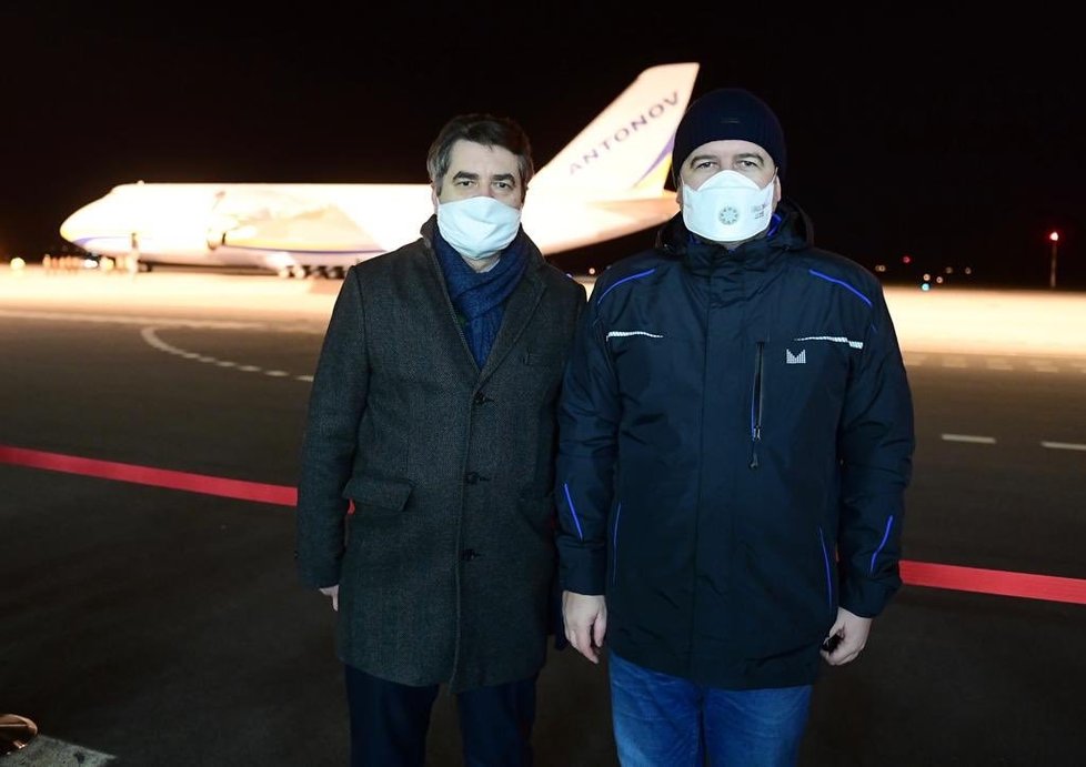 Letoun Ruslan, zapůjčený z Ukrajiny, přivezl do Česka roušky a respirátory. Hamáček děkoval ukrajinskému velvyslanci (21. 3. 2020)