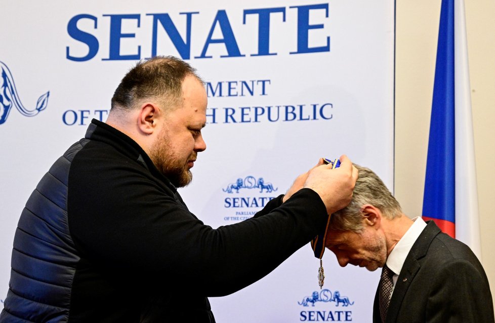 Předseda ukrajinského parlamentu Ruslan Stefančuk předal šéfovi Senátu Miloši Vystrčilovi vyznamenání od ukrajinského prezidenta Volodymyra Zelenského (23.4.2023)