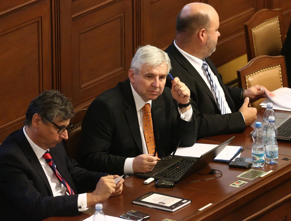 Jiří Rusnok byl premiérem od léta 2013 do ledna 2014, většinu času byla jeho úřednická vláda v demisi, protože nezískala důvěru Poslanecké sněmovny. Po jeho boku ministr financí Jan Fischer (vlevo) a ministr vnitra Martin Pecina (vpravo).