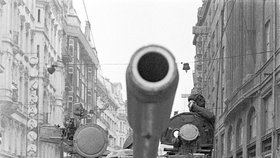 Pražské ulice zaplnily sovětské tanky