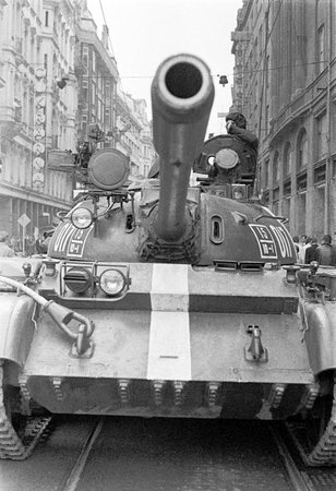 Pražské ulice zaplnily sovětské tanky