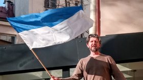 Ruská komunita v Praze chce na demonstraci vyjádřit svoji podporu Ukrajině a odsoudit Putinovu válku. Upravila proto i ruskou vlajku, ze které byl odstraněn červený pruh jako symbol krve.