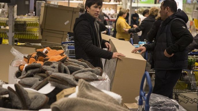 Rusové začali kvůli obavám z dalšího propadu rublu nakupovat ve velkém, například i v řetězci IKEA