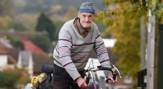 82letý cyklista počítal 68 let kilometry. V Británii zaujal obří vzdáleností