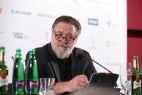 Russell Crowe na tiskovce Varů: Posedlost pivem? A co si myslí o Gladiátorovi 2?