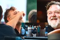 ONLINE: Russell Crowe to ve Varech rozjíždí: Takhle paří gladiátor! A ještě do druhé nohy