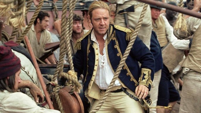 Russell Crowe jako kapitán Jack Aubrey ve filmu Master and Commander – Odvrácená strana světa