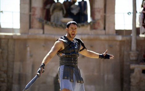 Russell Crowe v roli gladiátora ve stejnojmenném filmu.