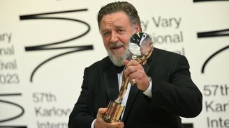 Lidi, vy jste tady úplně posedlí pivem! Russell Crowe o Gladiátorovi 2 nic neví, protože je přece mrtvej