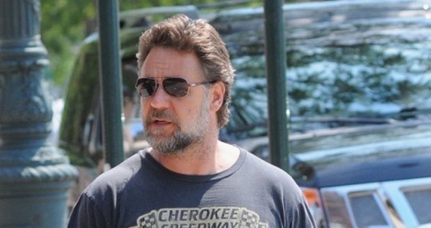 Russell Crowe opět ztloustnul. Je z něho pořádně pupkatý strejda