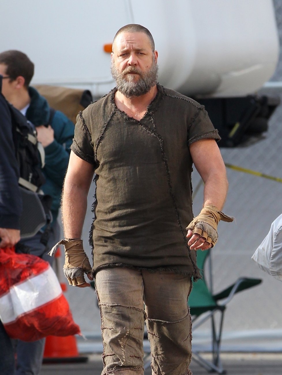 Russell Crowe je k nepoznání. Herec opět zmužněl a vypadá líp, než před několika týdny, kdy měl kolem pasu pneumatiku.