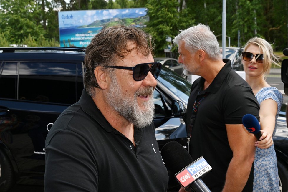 Russell Crowe dorazil do Varů.