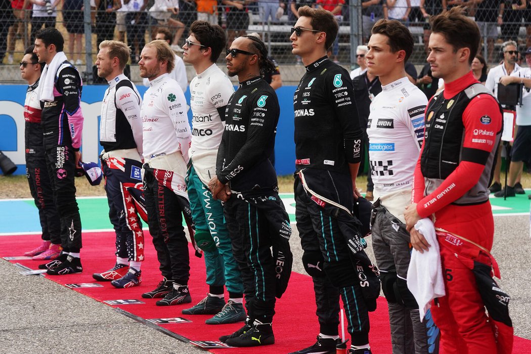 Před prvním letošním závodem v Bahrajnu se shodou okolností vedle sebe seřadili (zleva): Russell, Norris a Leclerc