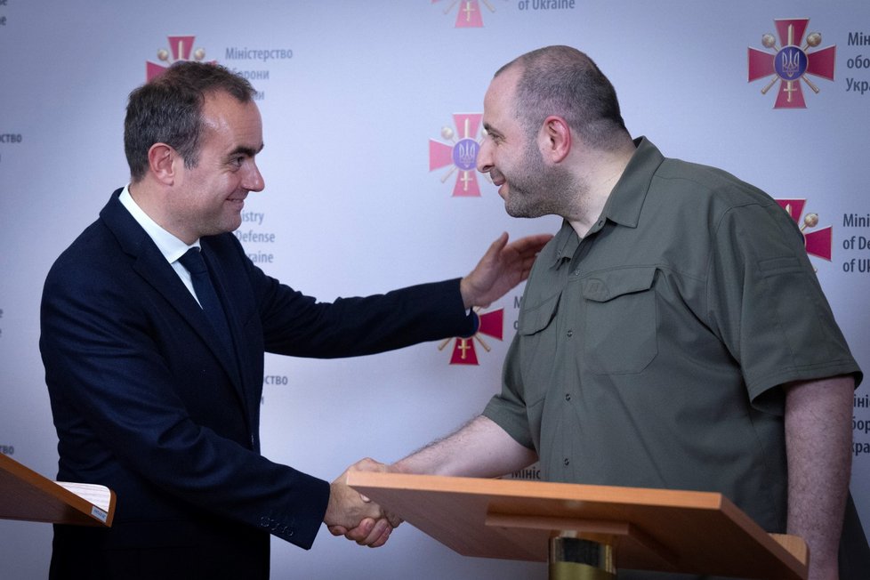 Francouzský ministr obrany Sebastien Lecornu a ukrajinský ministr obrany Rustem Umerov v Kyjevě (28.9.2023)