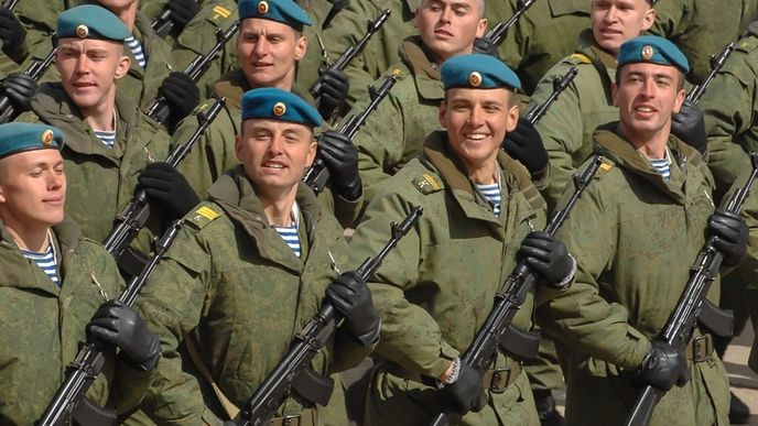 Švédové budou povinně chodit na vojnu. Důvodem je hlavně ruská hrozba (na fotografii ruští vojáci).