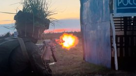 Ruští vojáci trénují sabotáže.