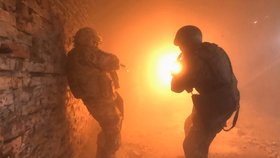 Ruští vojáci trénují sabotáže.