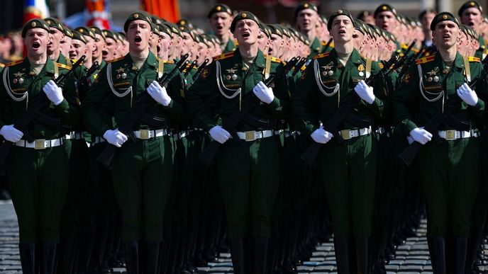 Ruští vojáci na vojenské přehlídce. 