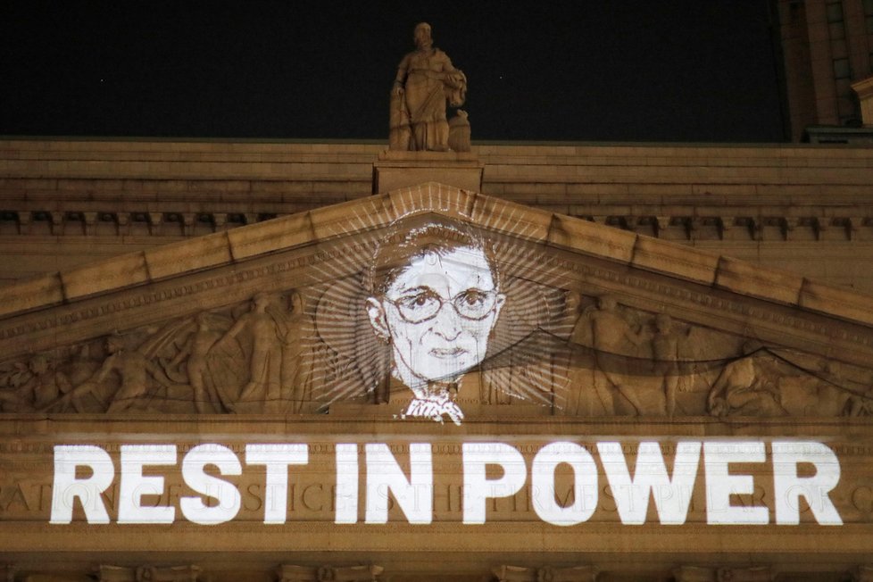 Lidé před Nejvyšším soudem ve Washingtonu uctili památku zesnulé Ruth Bader Ginsburgové