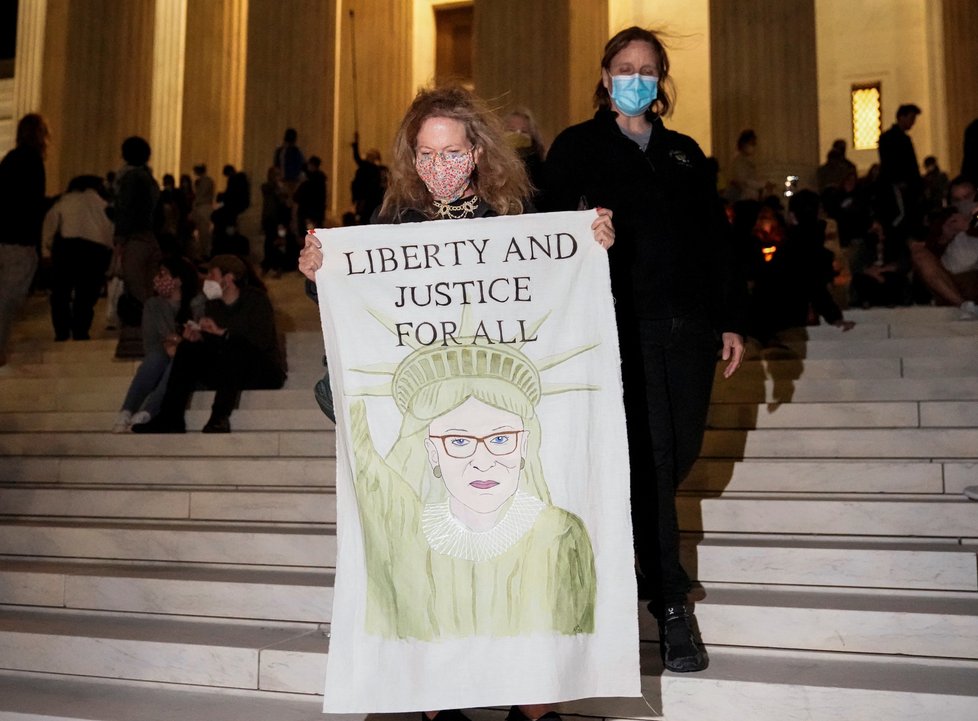 Lidé před Nejvyšším soudem ve Washingtonu uctili památku zesnulé Ruth Bader Ginsburgové