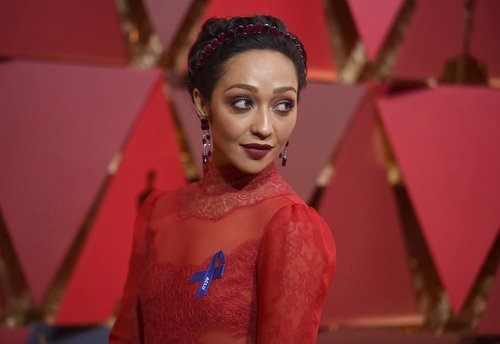 Herečka Ruth Negga modrou stužkou odkázala na neziskovou organizaci ACLU