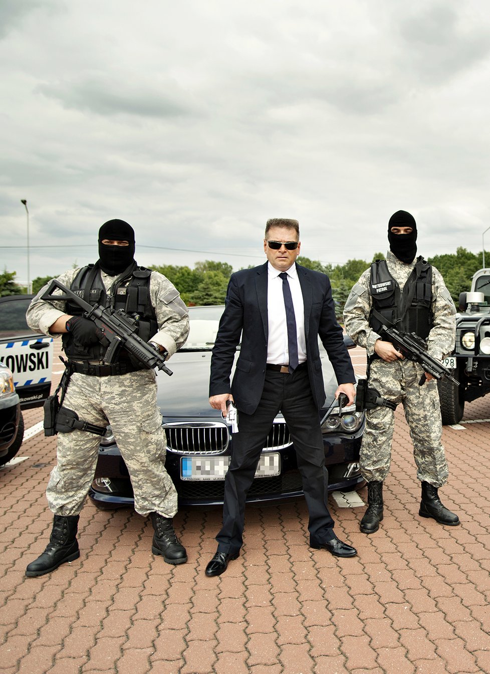 Detektiv Rutkowski se svými ozbrojenci a částí svého vozového parku. Nechybí ani dobře vybavený vůz Hummer.