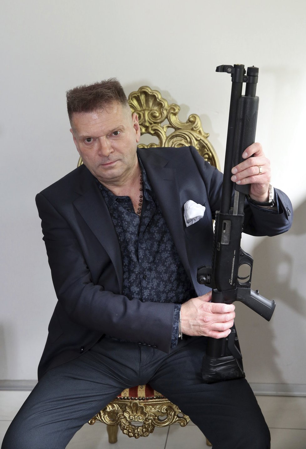 Polský Rambo má doma celý arzenál zbraní.
