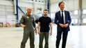 Nizozemský premiér Mark Rutte vzal Volodymyra Zelenského do hangáru F-16 v Eindhovenu (20. 8. 2023).