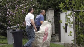 Bodyguardi byli přištiženi, jak makají na zahrádce.