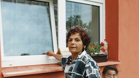 Tímto oknem drze vlezli dva exekutoři do bytu, ukázala Blesku Růžena Mušuková