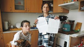 Růžena Mušuková (55) s postiženou dcerou Marcelou (35). Blesku ukázala soupis majetku, který jí nechali exekutoři v kuchyni na stole, a výzvu, kterou jí nalepili na dveře od bytu.