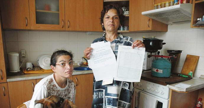 Růžena Mušuková (55) s postiženou dcerou Marcelou (35). Blesku ukázala soupis majetku, který jí nechali exekutoři v kuchyni na stole, a výzvu, kterou jí nalepili na dveře od bytu.