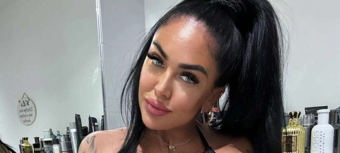 Marie Růžičková prodává použité spodní prádlo.