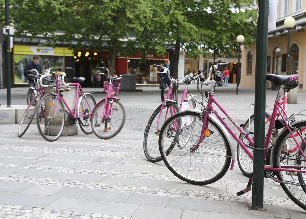 Půjčené růžové kolo můžete nechat stát, kde se vám zachce.