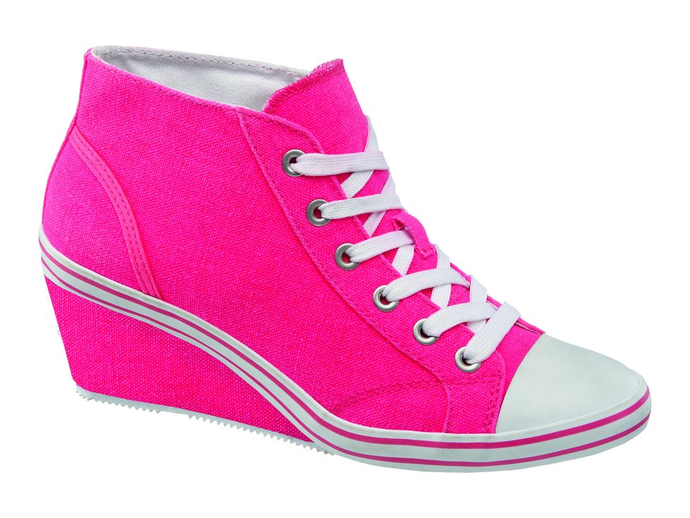 Kdyby si měl růžový panter vybrat boty – určitě by šáhl – jak jinak – po růžových. Tenisky na klínku a pohodlné balerínky jsou ideální letní módou do města. Deichmann: 549 Kč