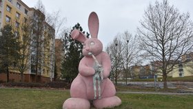 Růžový králík požírající pana Mrkvičku v Plzni zůstane: Lidé si kontroverzní sochu odhlasovali