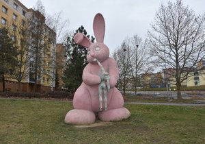 Kontroverzní růžový králík požírající člověka zůstane na svém místě. Rozhodli o tom v internetové anketě Plzeňané.